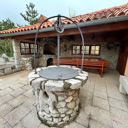 Hisa Pod Slavnikom *