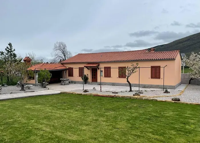 Hisa Pod Slavnikom Podgorje (Koper)